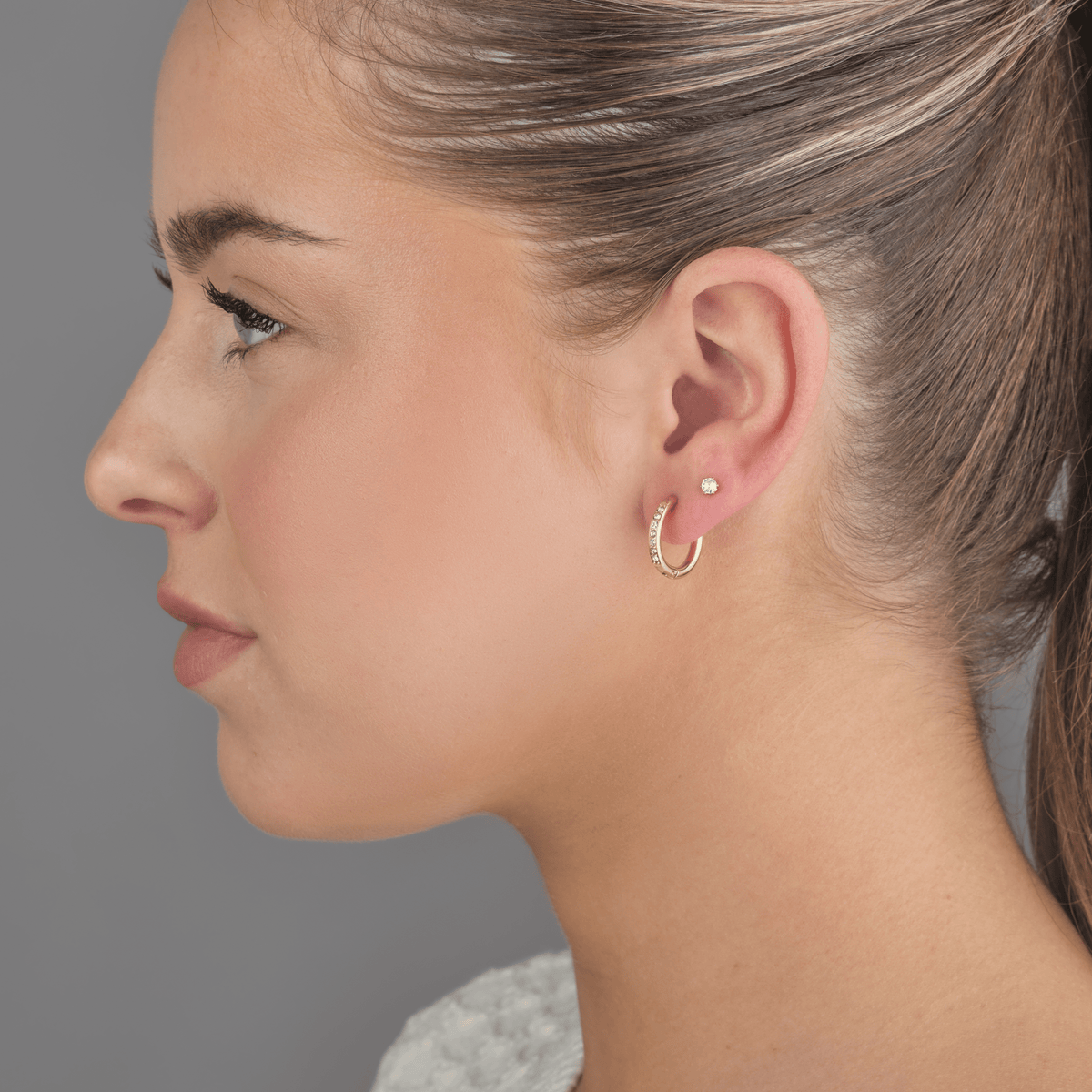 Hoops met steentjes wit/goud